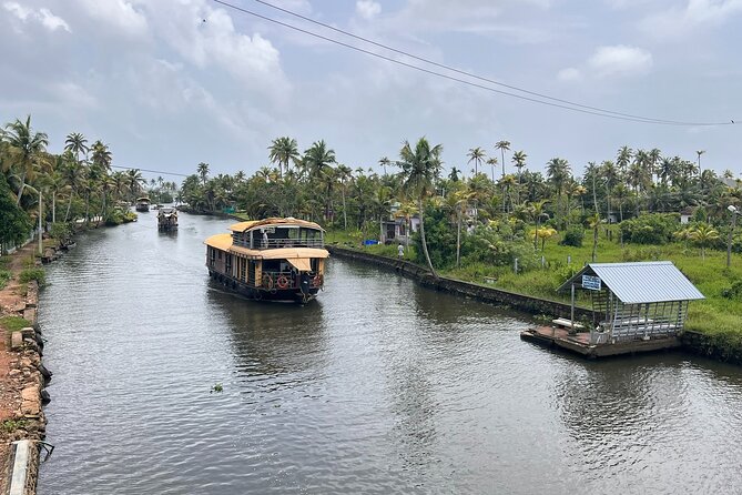 6hrs Alleppey Houseboat Tour-Serene Canals, Local Life & Food. - Punnamada kayal: the Nehru Trophy race waters