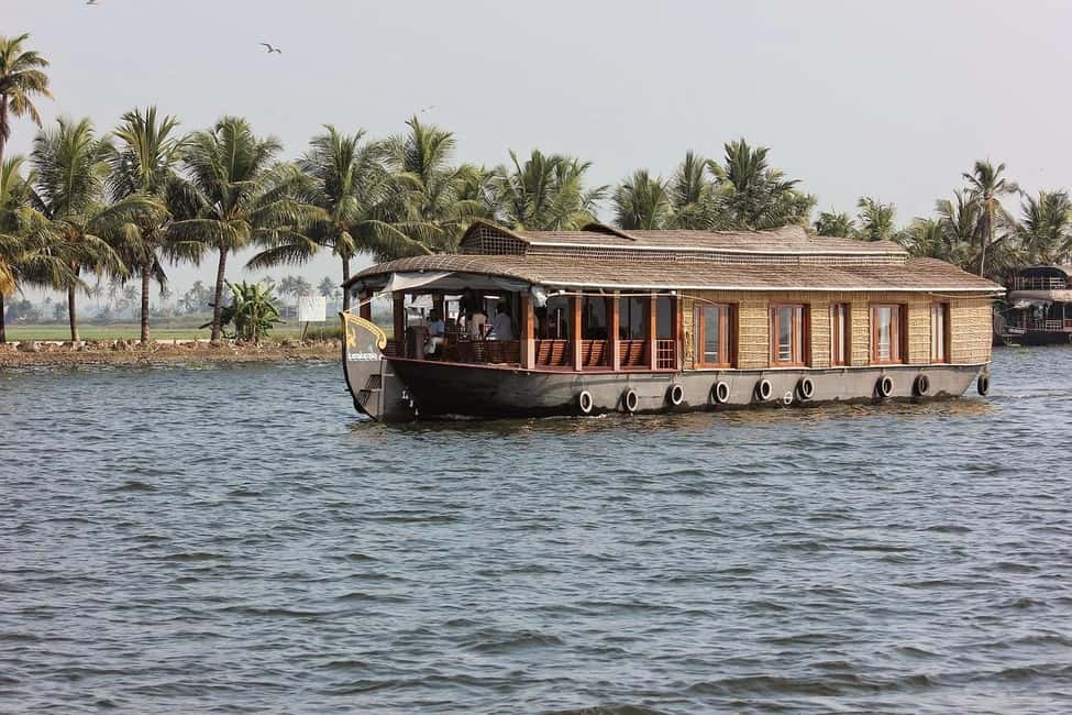 Aleppey Houseboat backwater Day Tour with Lunch and pickup - The crew and driver details that actually affect your day