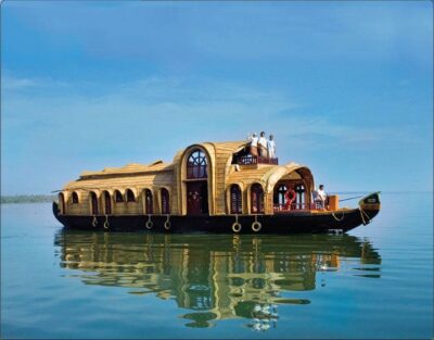 Backwaters of Alapuzha from Cochin port - Boarding the Houseboat: Lunch, Comfort, and What the Crew Focuses On