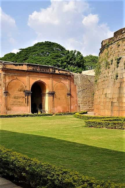 Bangalore City Tour: Lalbagh, Tipu Palace & Bull Temple - Shri Doddabasavanna Temple and the arts-and-crafts market hour