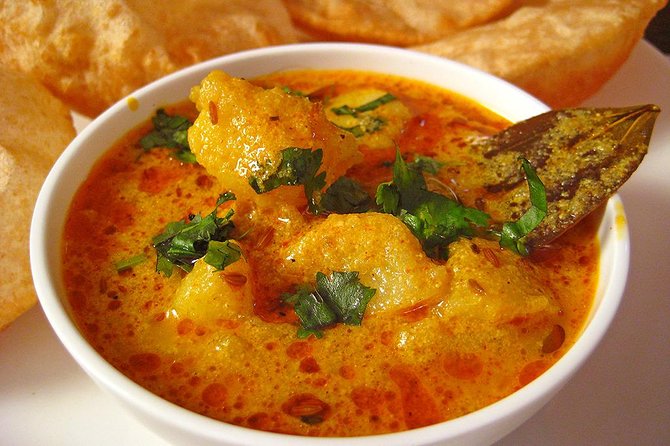 Bangalore: Traditional Cooking Classes & Dinner with Chef Family - The family-style dinner table: music choice and the full meal feeling