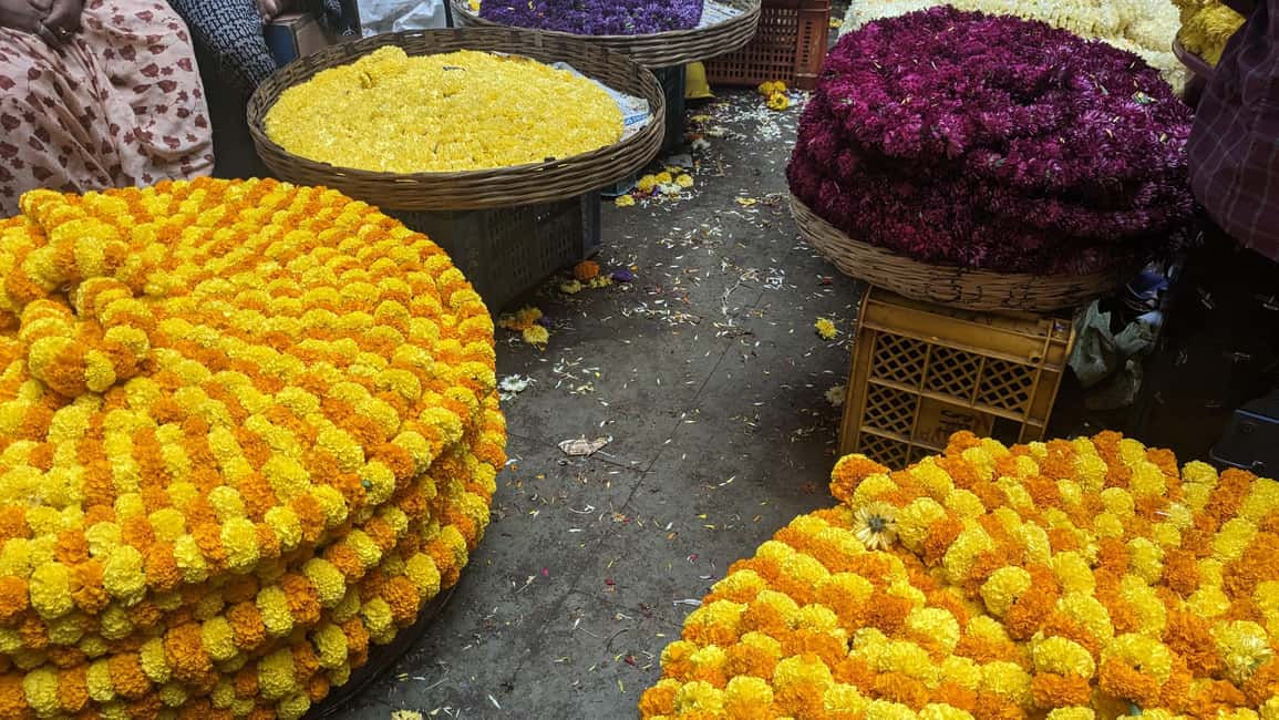 Bangalore Walking Tour KR Flower Market,Fort,Tippu palace - Guide Time in the Real Market: Why Chandan (and Mahadev) Matter