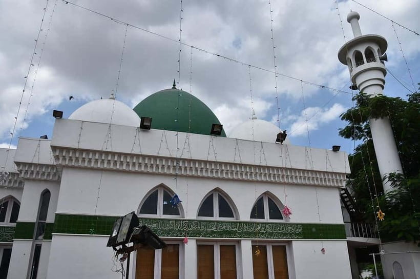 Chennai: Botanical Garden, Thousand Lights Mosque & Bazaar - Thousand Lights Mosque: multi-domed architecture plus respectful entry