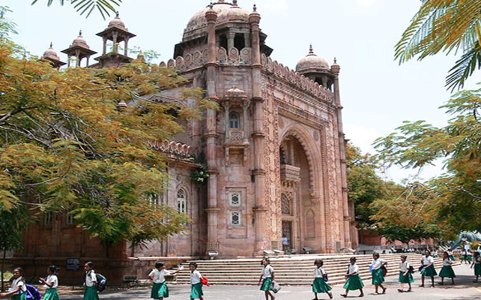 Chennai, Kapaleeshwarar Temple & Marina Beach Private Tour - Fort St. George and the Fort Museum: military artifacts with context