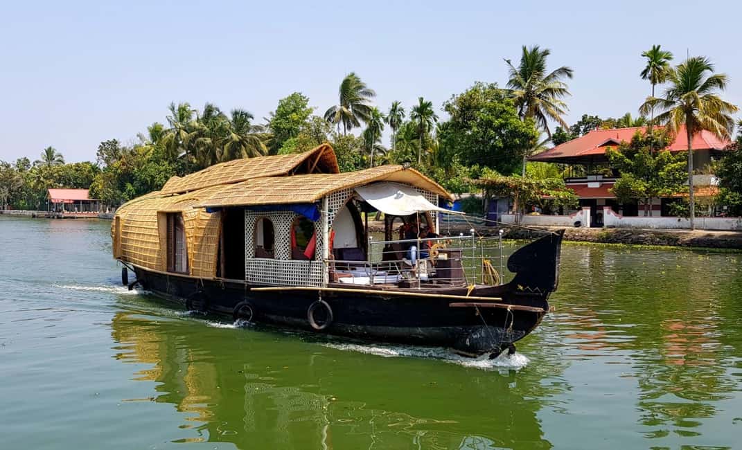 Cochin: 5-Day Kerala Tour with Munnar, Thekkady and Alleppey - Hotels and meals: mostly smooth, with one clear warning sign