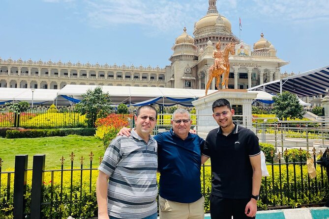 Cubbon Park Walking Tour and Explore Bangalore's Heritage - Stop 1: Cubbon Park paths, statues, and the political geography of the city