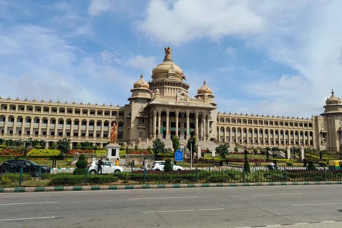 Cubbon Park Walking Tour and Explore Bangalore's Heritage - Stop 4: Vidhana Soudha and the shift to post-independence India