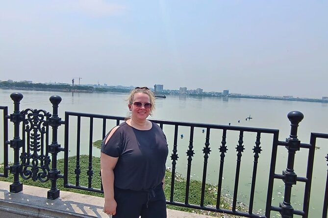 Hussain Sagar Lake Private Walking Tour in Hyderabad - Tank Bund and the 33 statues that connect two city sides