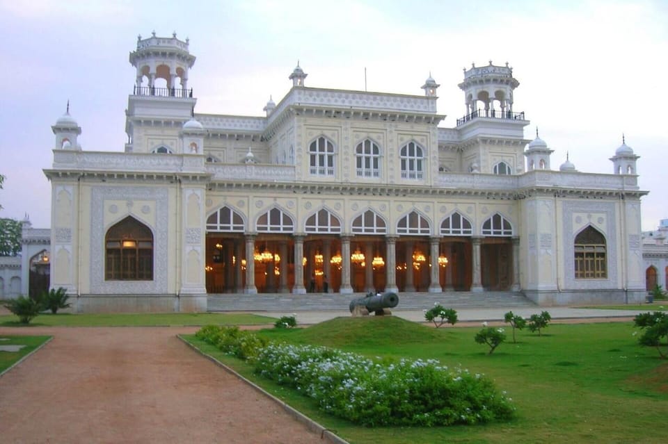 HYDERABAD FULL DAY CITY TOUR - Charminar: the landmark that explains the city’s street plan