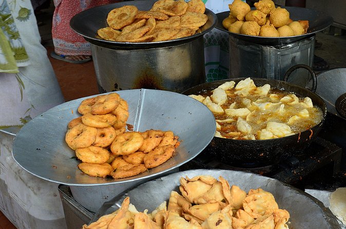 Hyderabad Street Food Crawl (2 Hours Guided Food Tasting Tour) - Meeting Point Reality: Start Where the Old Market Life Happens