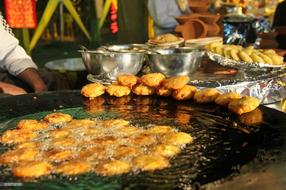 Hyderabad: Street Food Walking Tour with 7+ Tastings - The Tour Flow: How 2–2.5 Hours Becomes 7+ Tastings