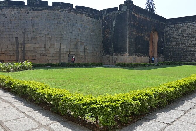 Lalbagh+Bull Temple+Tipu Palace+Market+Lunch=Bangalore City Tour - Bull Temple: The Monolithic Rock and the 1537 Story