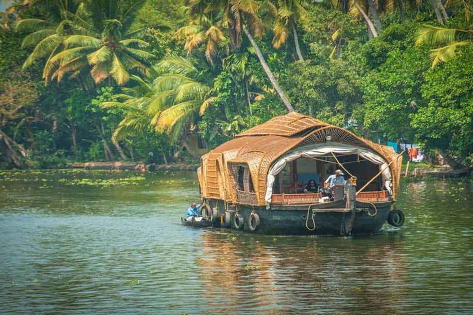 Luxury Alleppey Houseboat Day Tour from Kochi - Lunch on the water: traditional Kerala food without the detour stress