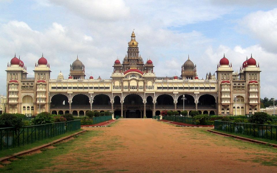 Mysore: Private Full-Day Sightseeing Tour of the City - Morning start: Chamundeshwari Temple and the hilltop mood