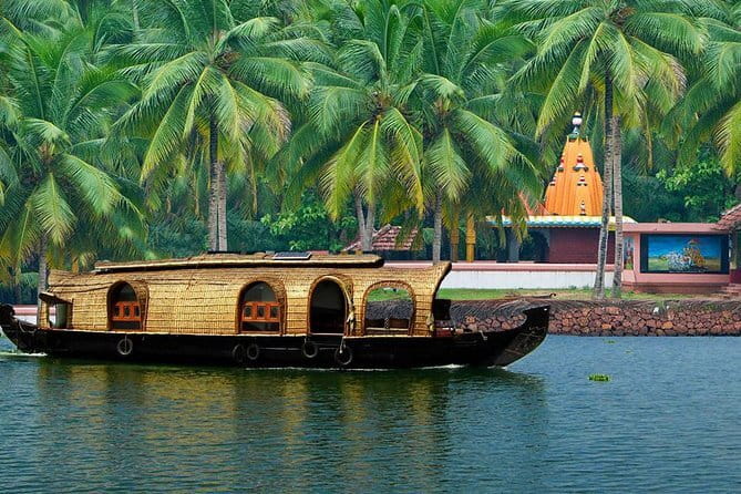 Private Kerala Backwater Houseboat Day Cruise with Lunch from Cochin - The Guide and Crew Experience: Why Small Details Matter