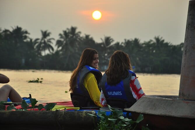 Sunset Kayaking in Hidden Alleppey Backwater Routes - Stop 2: Punnamada Lake and the calmer rhythm for paddlers