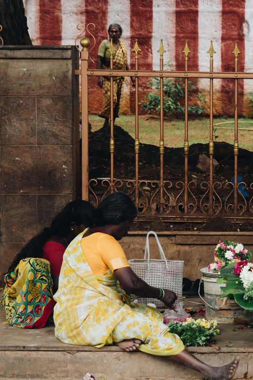 Vannakam Madurai - Explore Madurai like a local - Flower stringing and garlands: learning with fragrant hands